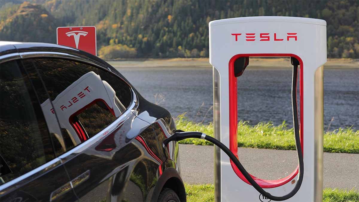 Was ist der Tesla NACS-Anschluss (SAE J3400)?